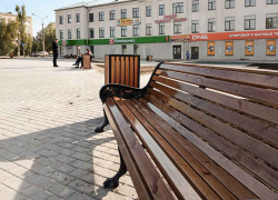 В Камышине хотят расстелить рулонный газон на территории комфорта, но как пресечь "моду" какать на парковые диваны?