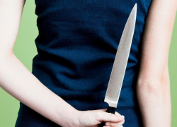 В Камышине жена ударила мужа в шею ножом во время застолья 