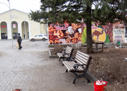 Посетители KFC в Камышине завалили использованной одноразовой посудой все урны и все окрестности вокруг "Победы" в Камышине