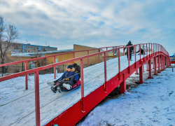В Камышине на красном мосту в парке Текстильщиков ребятня устроила захватывающие "покатушки"