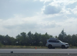 Под Камышином  на трассе пенсионер на мотороллере неудачно повернул и попал под "Лексус" - насмерть 