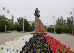 Общественный совет при главе Камышина: ковер клумб в этом году будет состоять из 100 тысяч корней, а как убрать "решето" дорог - неясно
