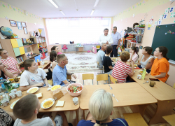 Андрей Бочаров навестил в больнице пострадавших в ДТП с пассажирским поездом