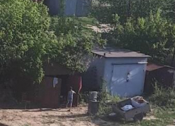 Камышане утверждают в соцсетях, что обнаружили в 5-м микрорайоне гараж, в котором живут люди, и пытаются решить их судьбу