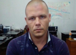 Негодяя, нападавшего на женщин и вырывавшего из рук сумки, задержали оперативники