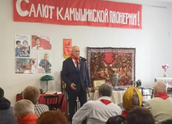 Спикер Камышинской городской думы Владимир Пономарев показал, что красный галстук к лицу в любом возрасте, если ты в душе пионер