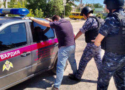В Камышине росгвардейцы задержали 18-летнего "мачо", крушившего битой автомобили и избившего пенсионерку за отказ дать денег