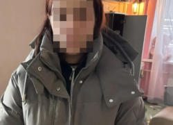 В Камышине малыши сами себя "развлекали" при открытой двери в квартиру, пока их 23-летняя мама "загуляла"