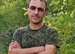 В Камышине проводят в последний путь погибшего в СВО Дениса Коткова