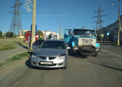 В Камышине с утра не поделили дорогу поливалка и легковушка-иномарка