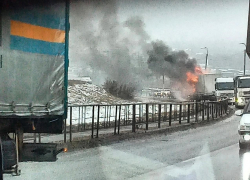 На трассе у Камышина с утра 18 декабря образовалась гигантская пробка из-за горящей фуры