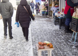 На центральном рынке Камышина продавцы презентовали ноу-хау - "табуреточную" экспресс-витрину поперек основного потока покупателей