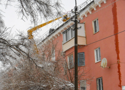 В Камышине службы благоустройства борются со "снежными неприятностями" на земле и на высоте