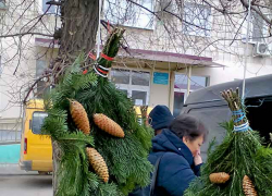 Из-за вялого спроса на елки продавцы стали торговать ими за границами зеленых базаров, а также предлагать хвойные букеты