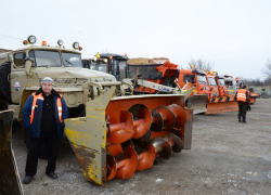 В Камышине провели смотр техники, исключающий недавний снежный "аврал" на границе Камышинского района и Саратовской области