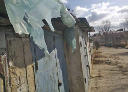 Если уж в Камышине начался месячник по благоустройству, надо убрать и "помойки" у гаражей,- камышанка