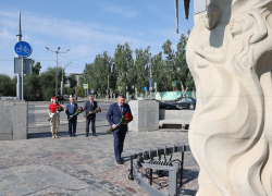 Губернатор Андрей Бочаров почтил память жертв массированной бомбардировки Сталинграда 