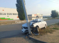 Водителю, "обнявшему" столб в Камышине, повезло: он не пострадал