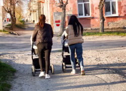 Молодые камышанки по-прежнему в "замедленном темпе" собираются в роддом: за март в городе родилось всего 55 малышей