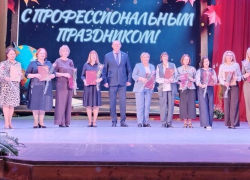 Спикер Камышинской городской думы Владимир Пономарев запечатлелся в "педагогической клумбе"