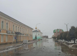 Ливень в Камышине затопил реконструируемую улицу Октябрьскую