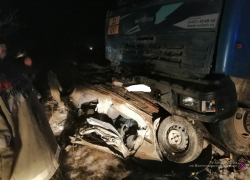 В жуткой аварии минувшей ночью пятеро путешественников - все, кто был в иномарке, влетевшей под бензовоз, - скончались на месте