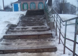 Сегодня, в "день большого гололеда" в Камышине, мне примерещилось, что в "Чистом дворе" у нас работают не дворники, а мертвые души,- камышанин