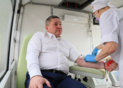 Губернатор Андрей Бочаров сдал кровь для участников СВО, последует ли этому глава Камышина?