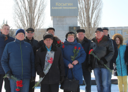 Промышленники и ученые Камышина пришли положить цветы к памятнику Косыгину