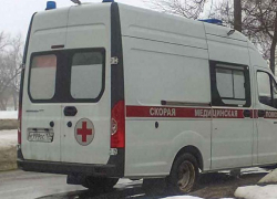 На автодороге между Жирновском и Камышином "девятка" врезалась в эвакуатор, двое изранены