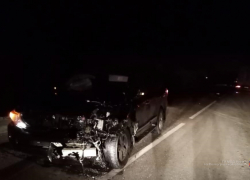 Отечественная легковушка неудачно "встретилась" с "Лэнд Крузером": пострадали парень, девушка и женщина