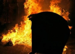 Неизвестные сожгли пластиковый контейнер в поселке "Мичуринский" Камышинского района