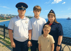 В Волгоградской области в сегодняшний День семьи, любви и верности в Главке МВД особо поздравляют семьи, в которых и папа, и мама - полицейские