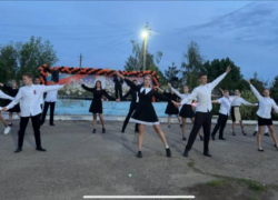 В селе Семеновка Камышинского района в честь Победы станцевали вальс и отпустили в небо белые шары