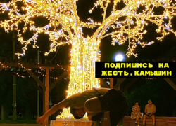 Камышан под электрическим деревом на набережной развлекают местные брейкеры