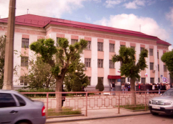 Неужели в Камышине никогда не вырастят тенистых аллей даже на центральных улицах? - камышанка