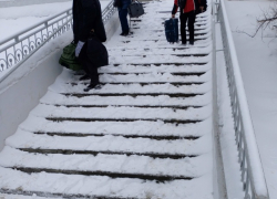 В Камышине пассажирам московского поезда по заснеженной лестнице на железнодорожном  вокзале можно съезжать на чемодане, как на санках! - камышанка