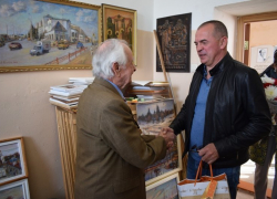 Собравшийся в большую политику камышинский бизнесмен Дмитрий Крикунов отправился поздравлять художника