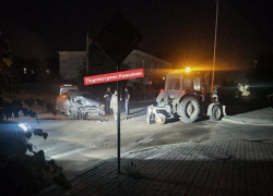 В Камышине иномарка, летящая ночью по улице Октябрьской, врезалась в трактор - пострадал тракторист