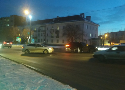 В Камышине на улице Базарова, на третьем городке, с грохотом столкнулись на полном ходу две иномарки