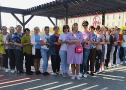 В Камышине медработники, продвигая идею тренировки сердечной мышцы, отправились в рекламный оздоровительный поход по "Аллее Любви"