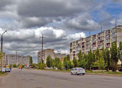 В Камышине "скорая" увезла с улицы Базарова водителя после столкновения автомобилей