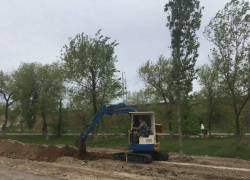 В Камышине в парке "Топольки" ведут работы под укладку тротуара
