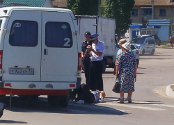 В Камышине на улице Пролетарской "Газель" сбила женщину, пострадавшую увезла "скорая"