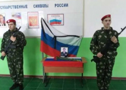 Старшеклассники сельской школы в Нехаевском районе, где учился погибший герой спецоперации, заступили в почетный караул...