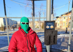 В Камышине в соцсетях сообщают о гражданском активисте в маске, установившем первую городскую спецурну для окурков