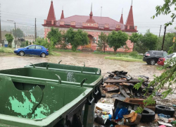 Камышане устанавливают "авторство" свалки старых покрышек во дворе дома на улице Зеленой и критикуют городские власти