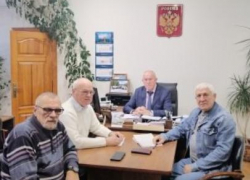 Зачем три члена военно-исторического общества позировали на камеру в кабинете камышинского спикера Владимира Пономарева