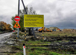 В Камышине, несмотря на непогоду, подрядчик без выходных ведет работы по строительству подъездной дороги на новое кладбище