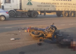 25-летнего мотоциклиста смяла фура - насмерть